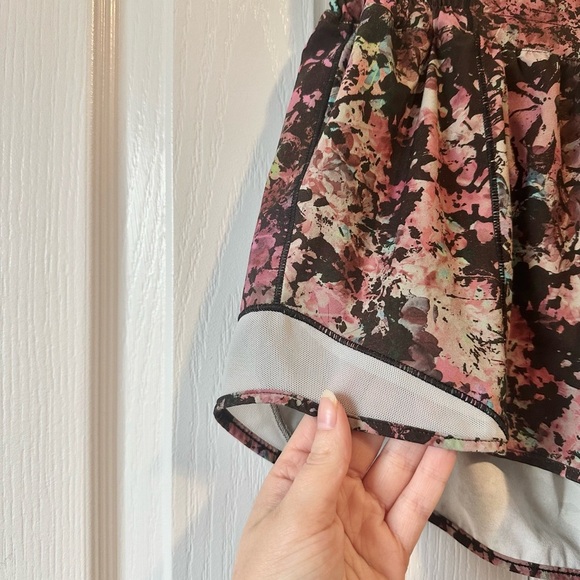 Lululemon hotty hot low rise lined short 4” size 6 - Picture 6 of 8